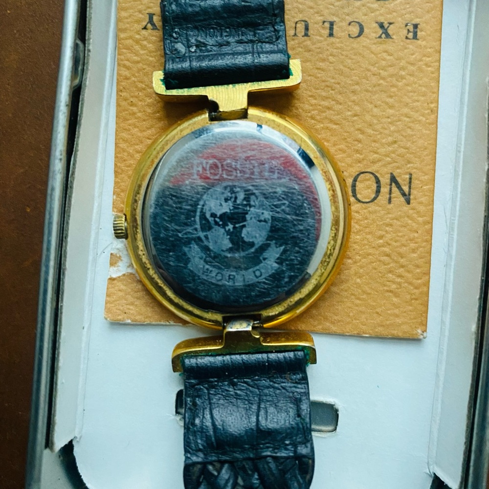 Vintage 1980s Fossil Blue Mother-of-Pearl Dial Watch - Picture 7 of 7